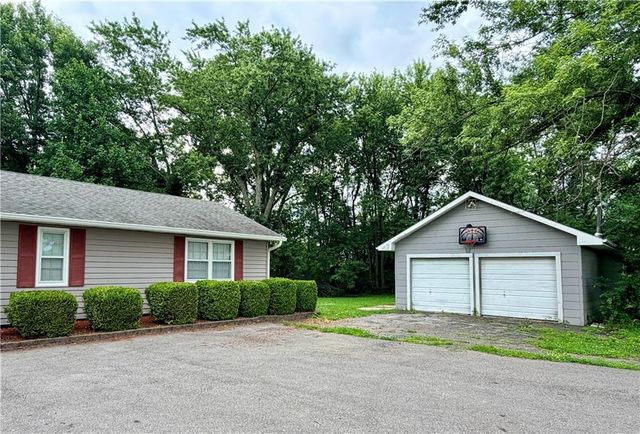 21405 S Harper Road, Peculiar, MO 64078