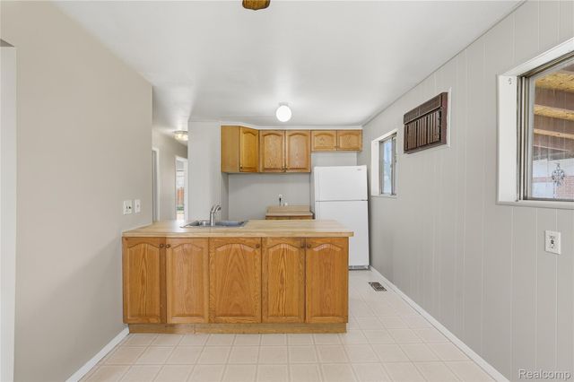 31001 Parkwood Street, Westland, MI 48186