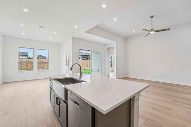 509 Treadwell LN, Kyle, TX 78640