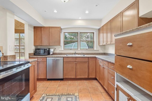 3036 STONEY CREEK RD, Norristown, PA 19401