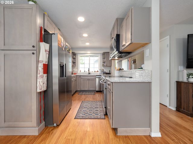 1002 W CHARLES St, Newberg, OR 97132