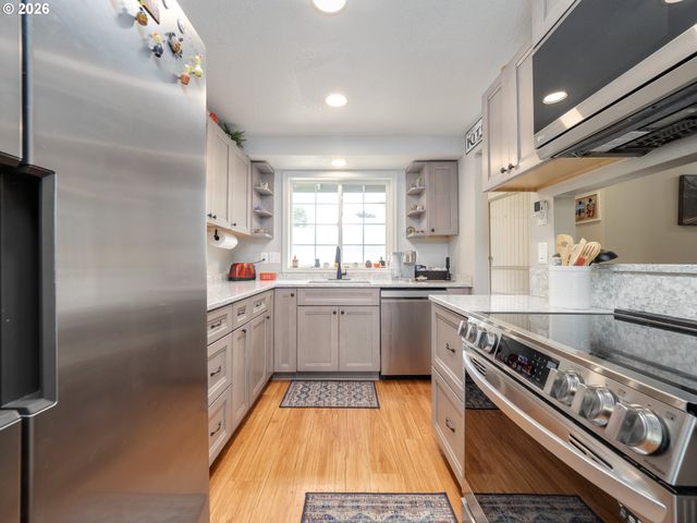 1002 W CHARLES St, Newberg, OR 97132