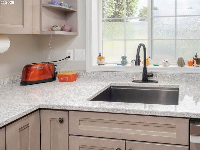 1002 W CHARLES St, Newberg, OR 97132