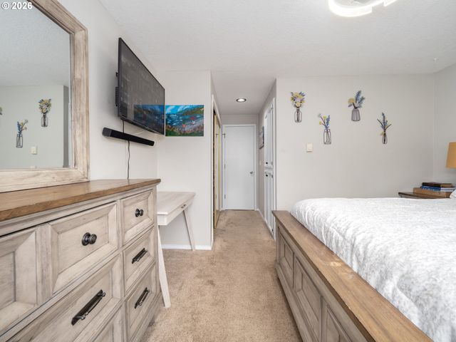 1002 W CHARLES St, Newberg, OR 97132