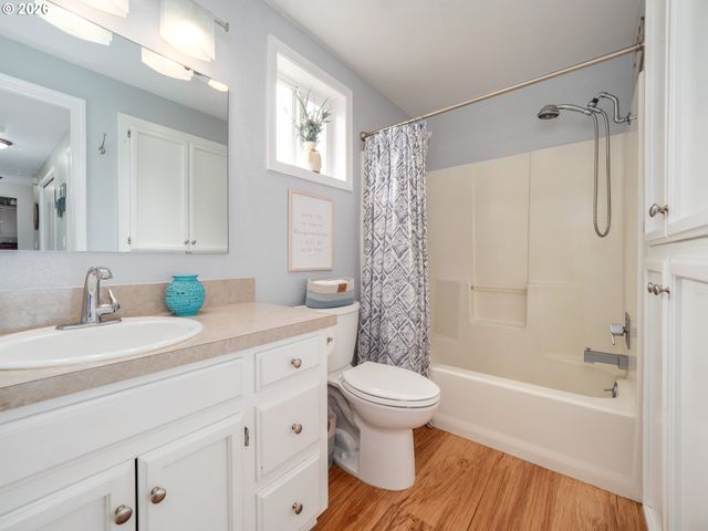 1002 W CHARLES St, Newberg, OR 97132