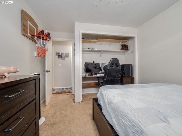 1002 W CHARLES St, Newberg, OR 97132