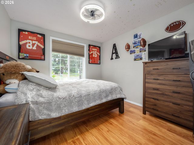 1002 W CHARLES St, Newberg, OR 97132