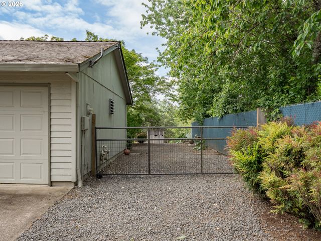 1002 W CHARLES St, Newberg, OR 97132
