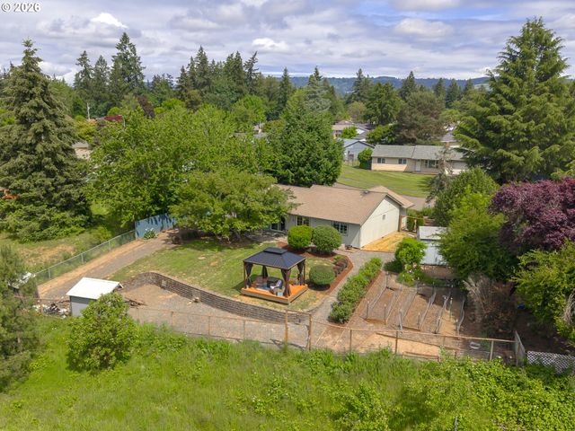 1002 W CHARLES St, Newberg, OR 97132