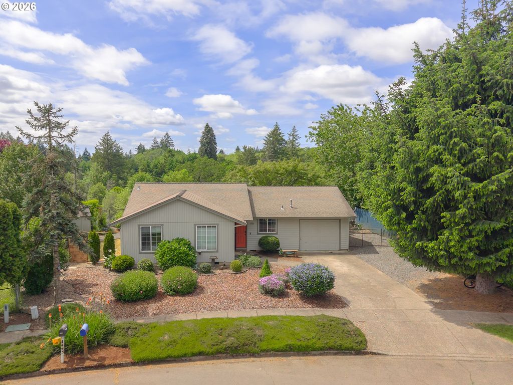 1002 W CHARLES St, Newberg, OR 97132