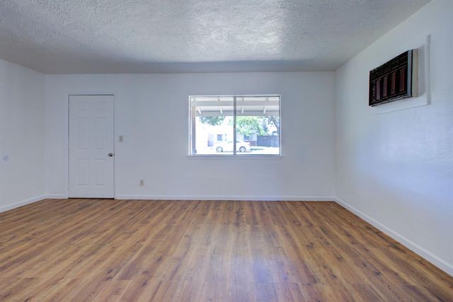 2354 Lambert St, Modesto, CA 95354