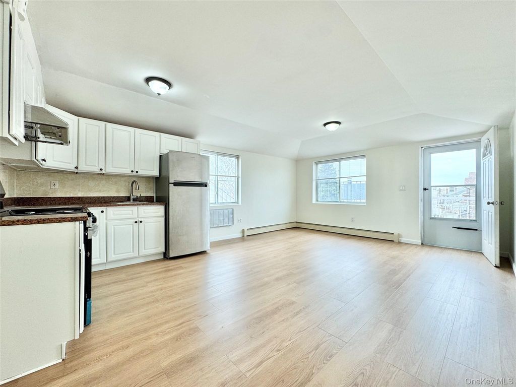 57-39 Mazeau Street 3rd Fl, Maspeth, NY 11378