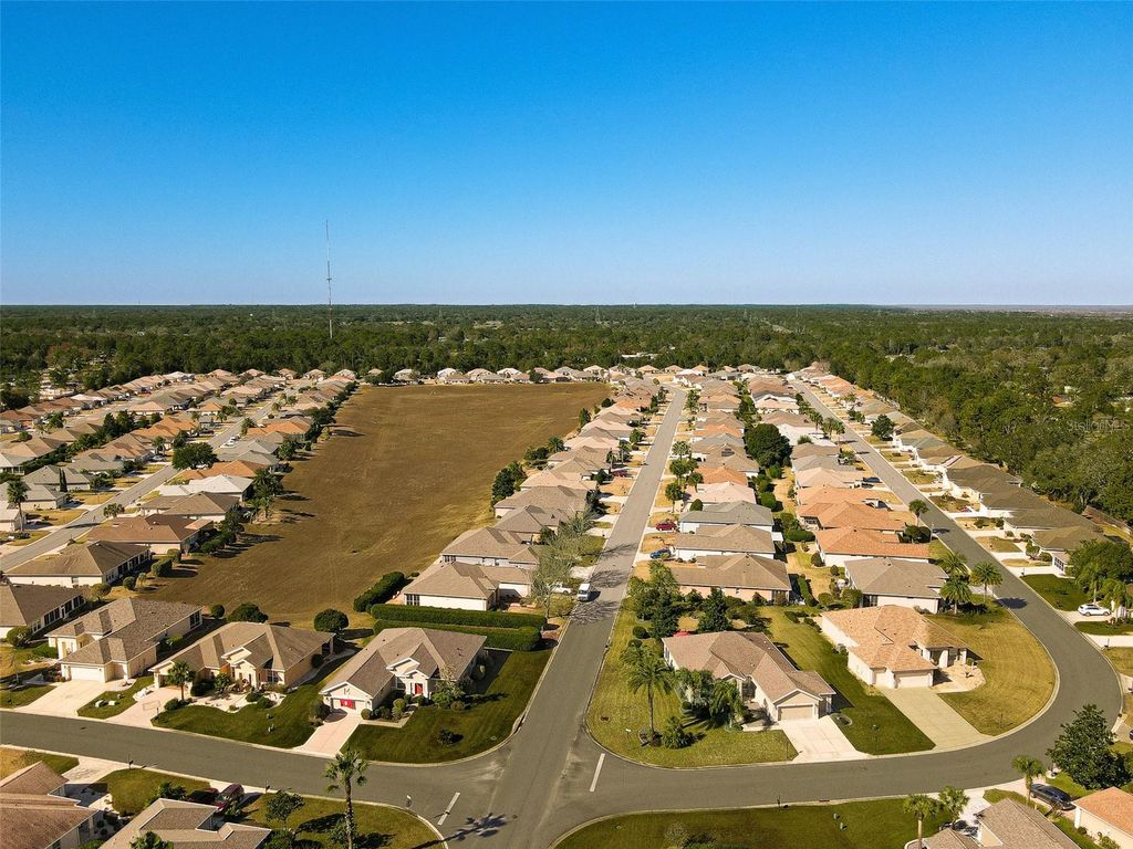 Image 57 of property listing at 11703 SE 91ST CIRCLE, Summerfield, FL 34491