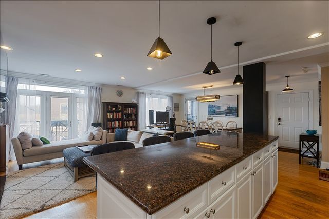 714 W Melrose Street 4E, Chicago, IL 60657