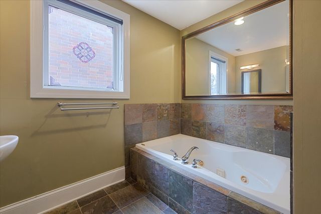 714 W Melrose Street 4E, Chicago, IL 60657