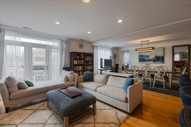 714 W Melrose Street 4E, Chicago, IL 60657