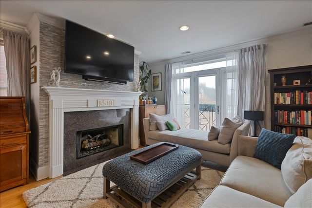 714 W Melrose Street 4E, Chicago, IL 60657