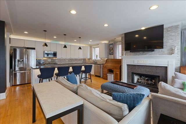 714 W Melrose Street 4E, Chicago, IL 60657