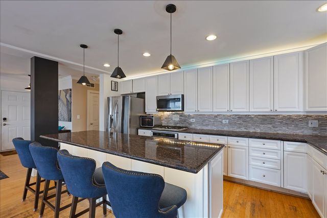 714 W Melrose Street 4E, Chicago, IL 60657