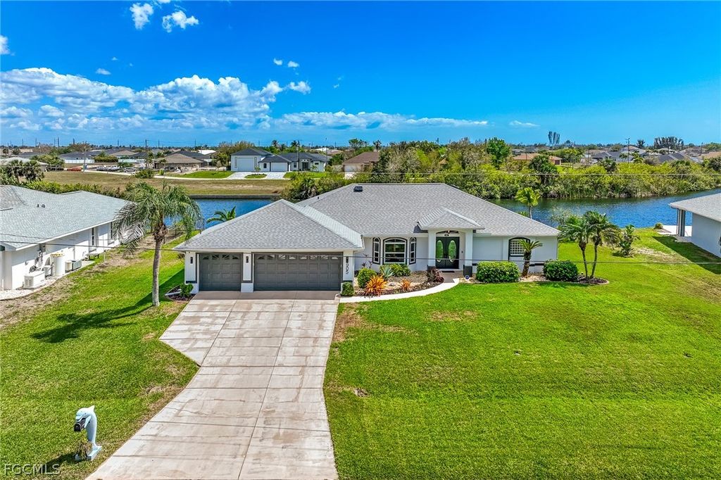 905 NW 28th PL, Cape Coral, FL 33993