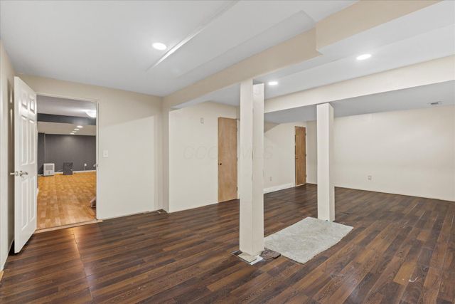 900 Old Pine Drive, Columbus, OH 43230