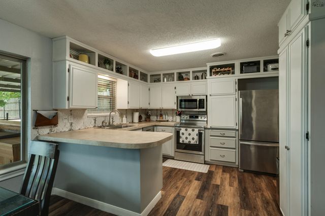 707 W TEXAS AVENUE, Iowa Park, TX 76367