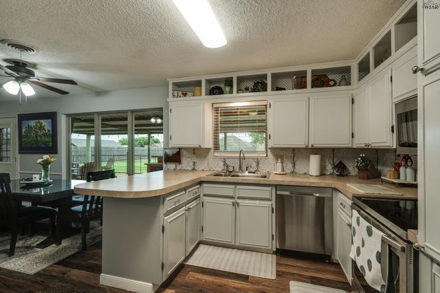 707 W TEXAS AVENUE, Iowa Park, TX 76367