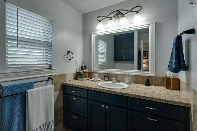 707 W TEXAS AVENUE, Iowa Park, TX 76367
