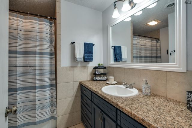 707 W TEXAS AVENUE, Iowa Park, TX 76367