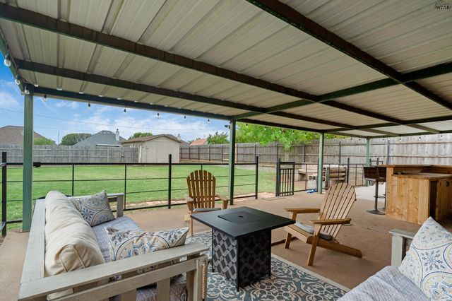 707 W TEXAS AVENUE, Iowa Park, TX 76367