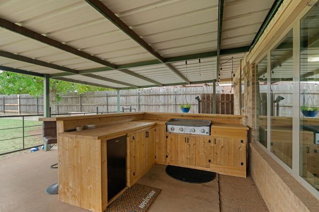 707 W TEXAS AVENUE, Iowa Park, TX 76367
