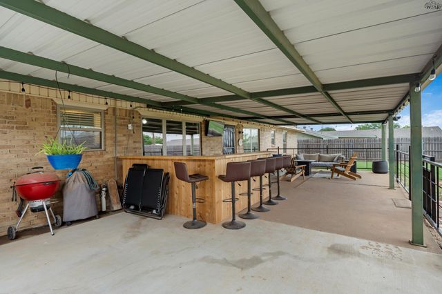 707 W TEXAS AVENUE, Iowa Park, TX 76367