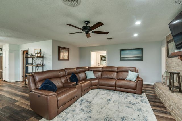 707 W TEXAS AVENUE, Iowa Park, TX 76367
