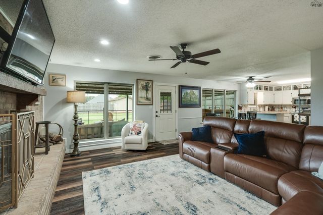 707 W TEXAS AVENUE, Iowa Park, TX 76367