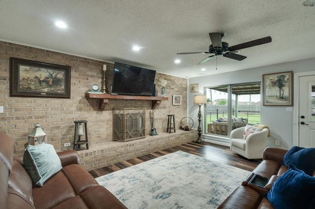 707 W TEXAS AVENUE, Iowa Park, TX 76367