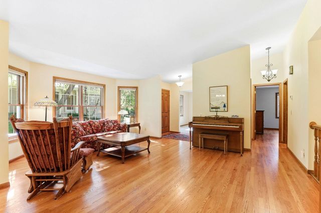 821 Ivy Lane, Eagan, MN 55123