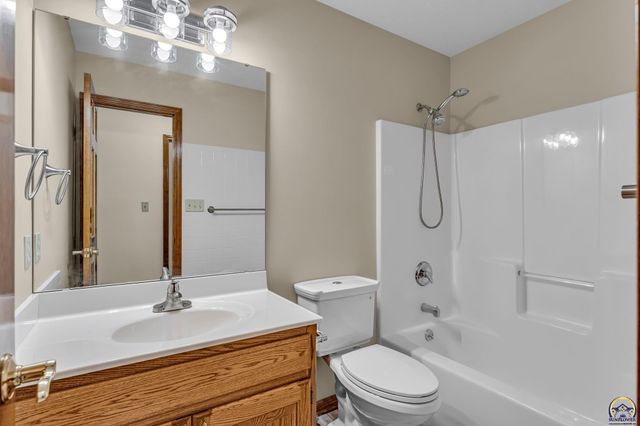 2433 SW Camelot PL, Topeka, KS 66614