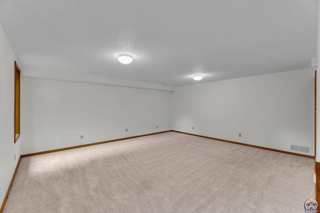 2433 SW Camelot PL, Topeka, KS 66614