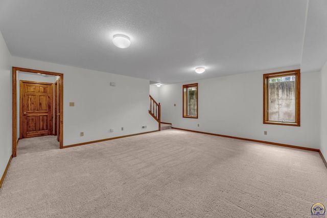 2433 SW Camelot PL, Topeka, KS 66614