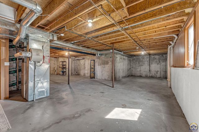 2433 SW Camelot PL, Topeka, KS 66614