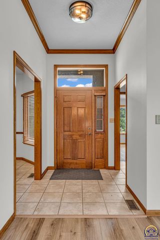 2433 SW Camelot PL, Topeka, KS 66614