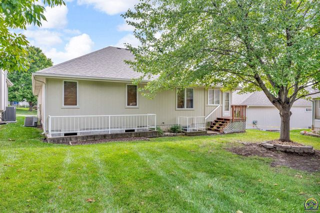 2433 SW Camelot PL, Topeka, KS 66614