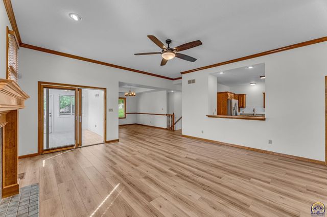 2433 SW Camelot PL, Topeka, KS 66614