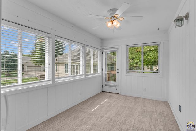 2433 SW Camelot PL, Topeka, KS 66614