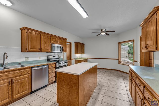 2433 SW Camelot PL, Topeka, KS 66614