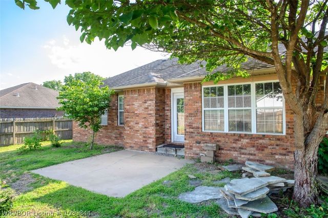 400 Village Drive, Lavaca, AR 72941