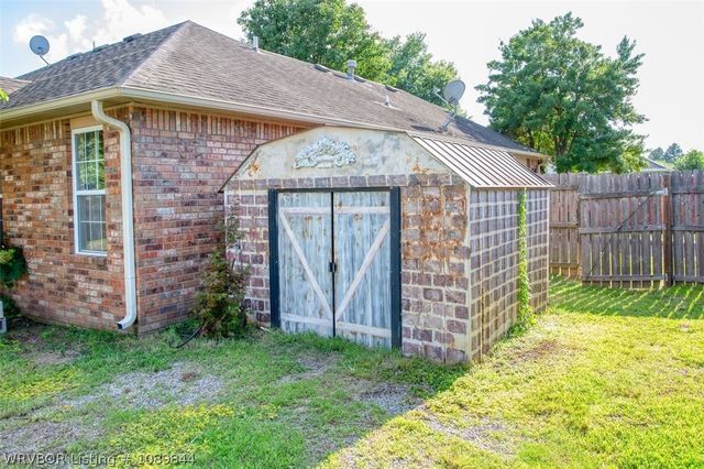 400 Village Drive, Lavaca, AR 72941