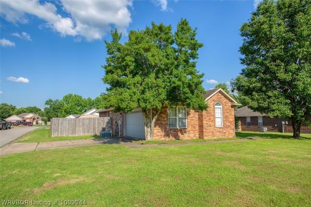 400 Village Drive, Lavaca, AR 72941