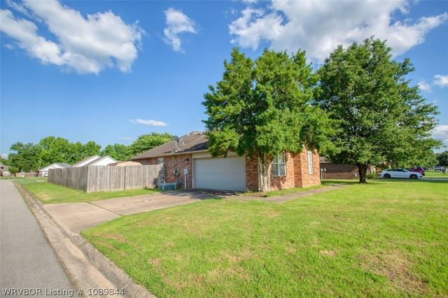 400 Village Drive, Lavaca, AR 72941