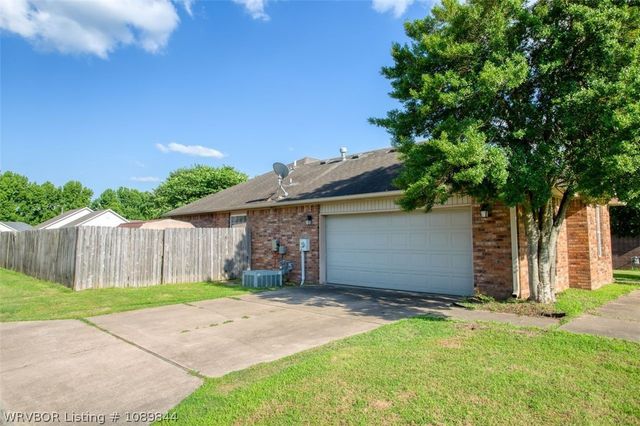 400 Village Drive, Lavaca, AR 72941